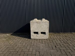 ballastblok, 1100 kg, 80x80x80, met noppen, lepelgaten en verz. hijsoog