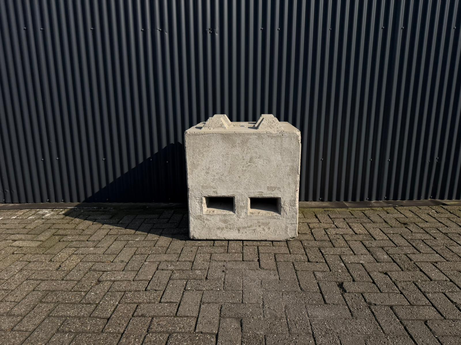 ballastblok, 1100 kg, 80x80x80, met noppen, lepelgaten en verz. hijsoog