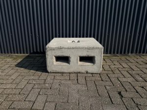 ballastblok, 550 kg, 80x80x40, glad met lepelgaten en verz. hijsoog